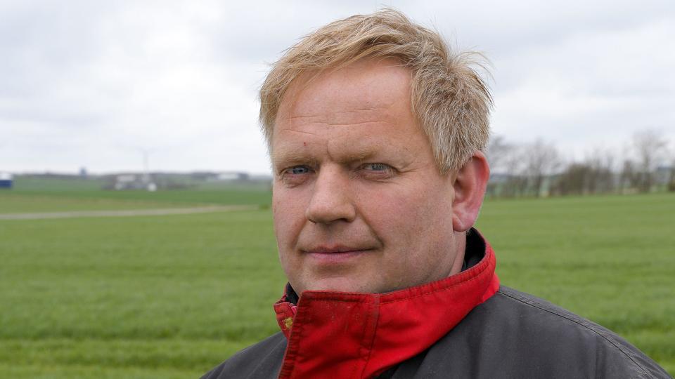 Landmand Peder Kappelgaard mener, at politikerne mangler fremtidsvisioner. Det er der masser af lokale i Hillerslev, der har - og dem vil han gerne bakke op om. Derfor tog han telefonen og ringede rundt til andre lokale erhvervsfolk for at høre, om de ville være med til at finde rejse midler og skabe lokal udvikling. Foto: Diana Holm <i>Foto: Diana Holm</i>
