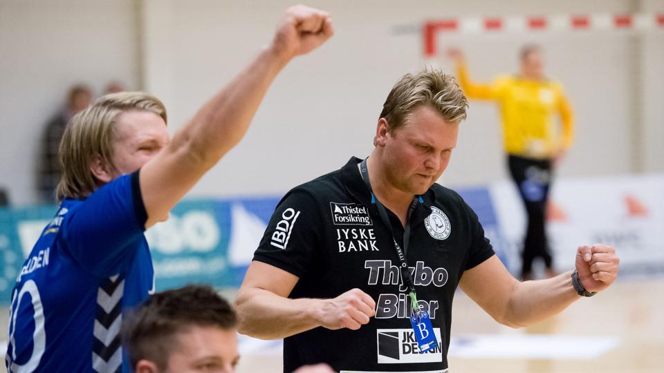 Cheftræner Jan Paulsen (th.) får ny assistent i næste sæson. Arkivfoto: Bo Lehm
