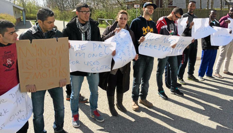 Nour Amin (kvinden i midten) er frustreret over sit ophold i Danmark. Foto: Camilla Pehrson Frederiksen