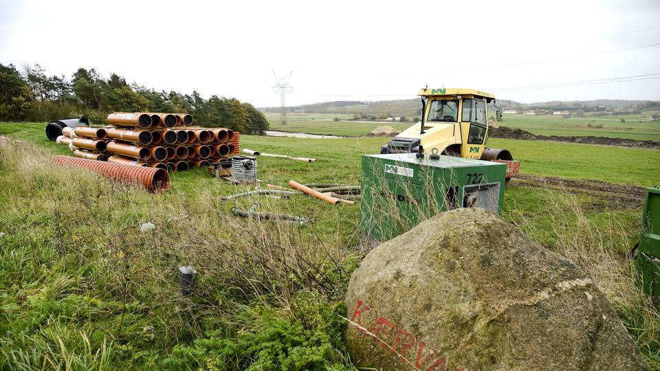 Anlægsarbejdet på Egnsplanvej er endnu ikke kommet op i fulde omdrejninger, men Aalborg Kommune, der er bygherre, håber, at der i løbet af et par måneder atter kommer gang i en-treprenørmaskinerne.Arkivfoto: Claus Søndberg