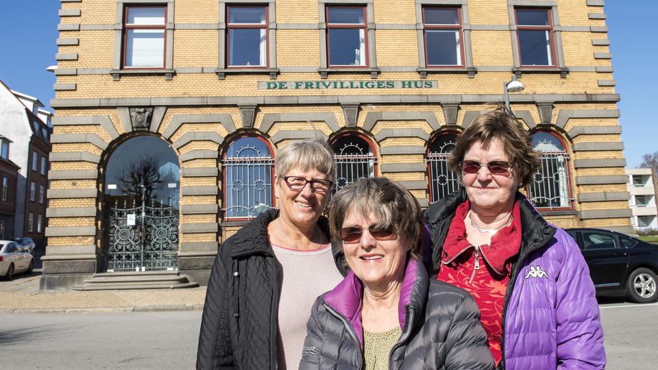 Birthe Steffensen, Birthe Skov og Kirsten Christensen fra Kræftens Bekæmpelse fortæller, at de godt kunne bruge flere frivillige hjælpere. Meget gerne mænd i alle aldre da de er lidt sværere at nå. Foto: Peter Broen