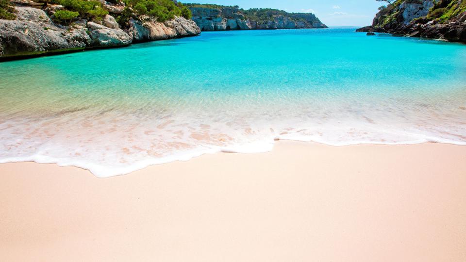 Nordjyderne går i denne omgang glip af de blå bugter og det grønne landskab på Menorca. Bravo Tours håber dog på et senere tidspunkt at kunne lave en afgang til den spanske ø. Foto: Bravo Tours