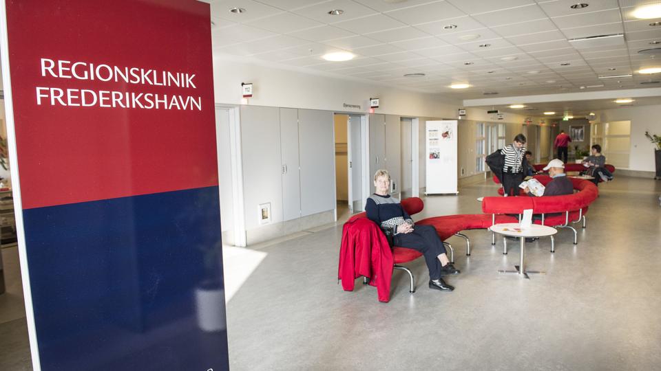 På sygehuset i Frederikshavn er medicinske ambulatorier møbleret om til konsultationsrum og venteværelse, men det vil snart få en ende. Foto: Peter Broen