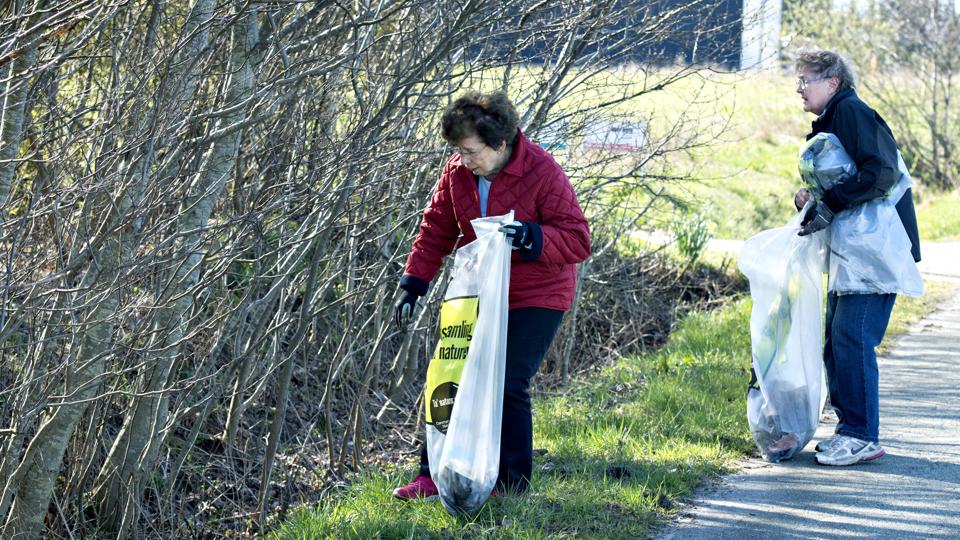 Ved Hjørringvej i Brønderslev fik indsamlerne Inger Røn og Jonna Petersen fyldt poserne godt op. Foto: Henrik Louis