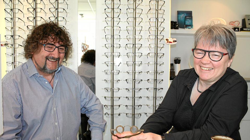 Helle og John Blakey med et par briller, som menes at være omkring 200 år gamle. Foto: Jørgen Ingvardsen <i>Jørgen Ingvardsen</i>