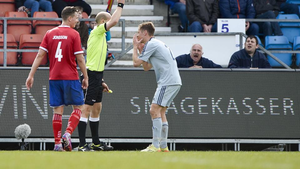 Kasper Risgård modtog gult i anden halvleg i Slagelse efter skubberier med Eggert Jonsson. Foto: Henrik Bo <i>Foto: Henrik Bo</i>