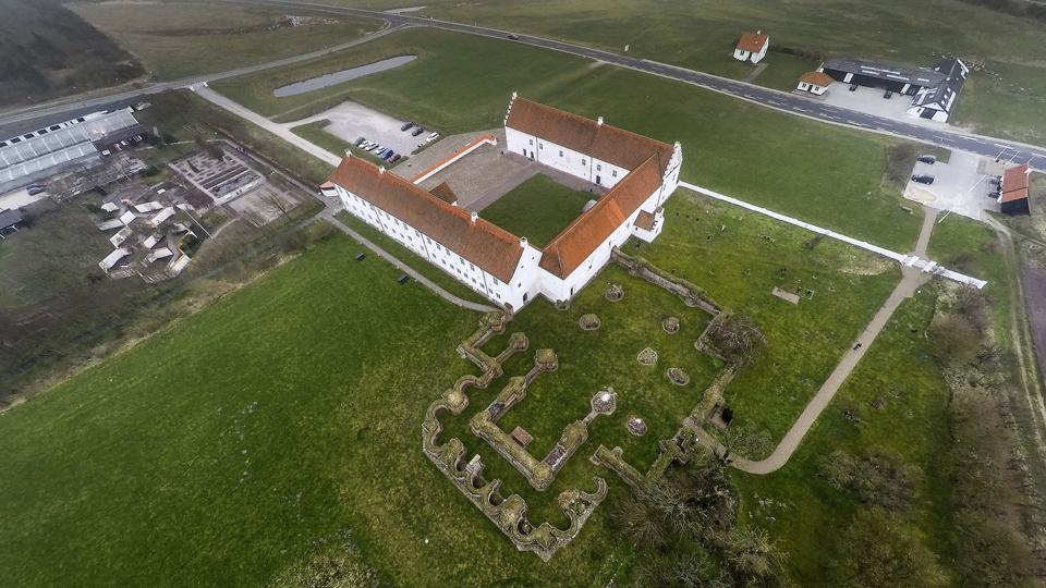 Vitskøl Kloster ved Ranum. Cistercienserkloster grundlagt 1158 og kirken revent ned i 1600 årene. TAMU-Center Vitskøl holder til i et historisk kloster i smukke omgivelser ved Limfjorden i Vesthimmerland. I klosteret driver TAMU et konferencenter, hvor vores elever laver mad, gør rent, servicerer gæsterne og vedligeholder bygningerne. Derudover er her skovbrug, landbrug og et gartneri med både drivhuse og dyrkning på friland. Foto: Henrik Bo <i>Foto: Henrik Bo</i>