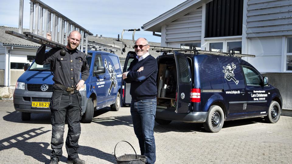 Mestersvend Danny Damgaard Winther (tv) har nu fået titel af skorstensfejermester, men Lars Christensen fortsætter alligevel i firmaet de næste tre år, så generationsskiftet kommer til at foregår glidende. Foto: Bent Bach