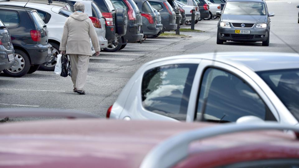 Bilister bruger megen tid på at lede efter en p-plads i Hjørring, fordi der er for lidt udskiftning på p-pladserne i midtbyen. Arkivfoto: Bente Poder