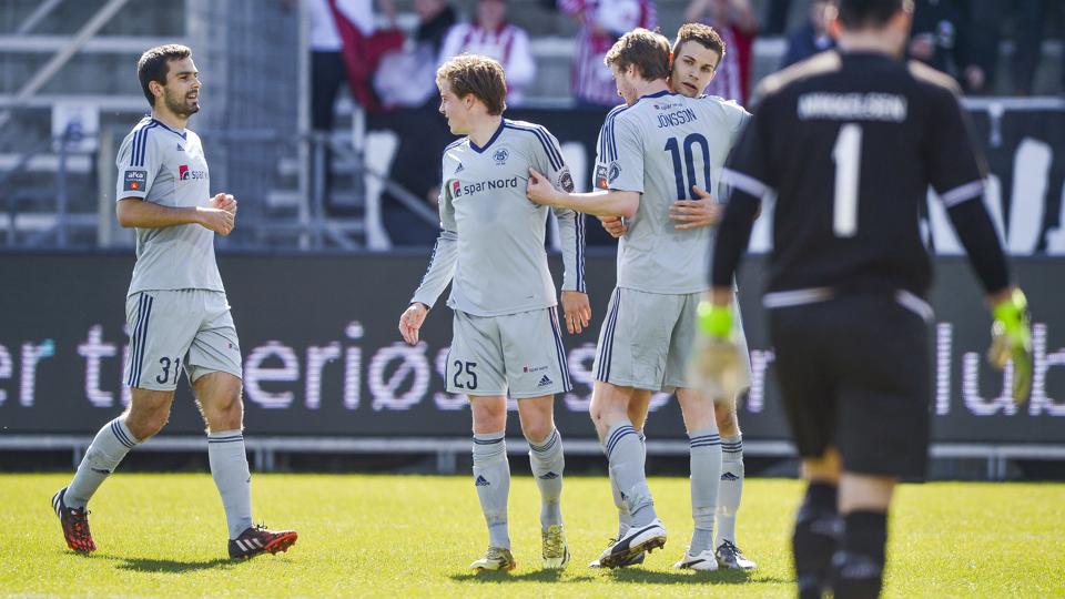 Nicklas Helenius omfavnes af Rasmus Jönsson efter det gode mål til 1-0. Foto: Henrik Bo <i>Foto: Henrik Bo</i>