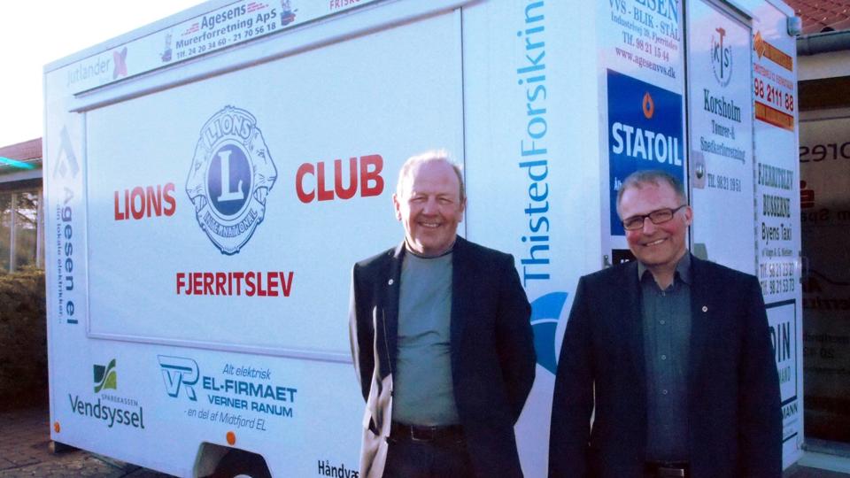 Lions Fjerritslev deler ud af overskuddet fra blandt andet salget af pølser, i forbindelse med deres 30-års jubilæum. På billedet ses vicepræsident Erik Rasmussen (tv) og præsident Jesper Pallesen. Privatfoto