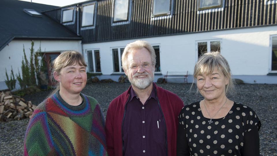 De tre initiativtagere til Nordjyske Retræte - præsterne fra venstre Lisa Bremer, Finn Feilan og Benedicte Tønsberg - foran Fjordvang i Skyum, lige før den stiftende generalforsamling startede søndag over middag. <i>Bo Lehm</i>