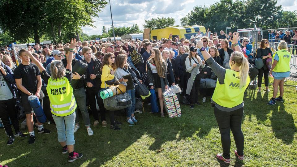 Frivillige løfter stemningen på Nibe festival. <i>Arkivfoto: Laura Guldhammer</i>