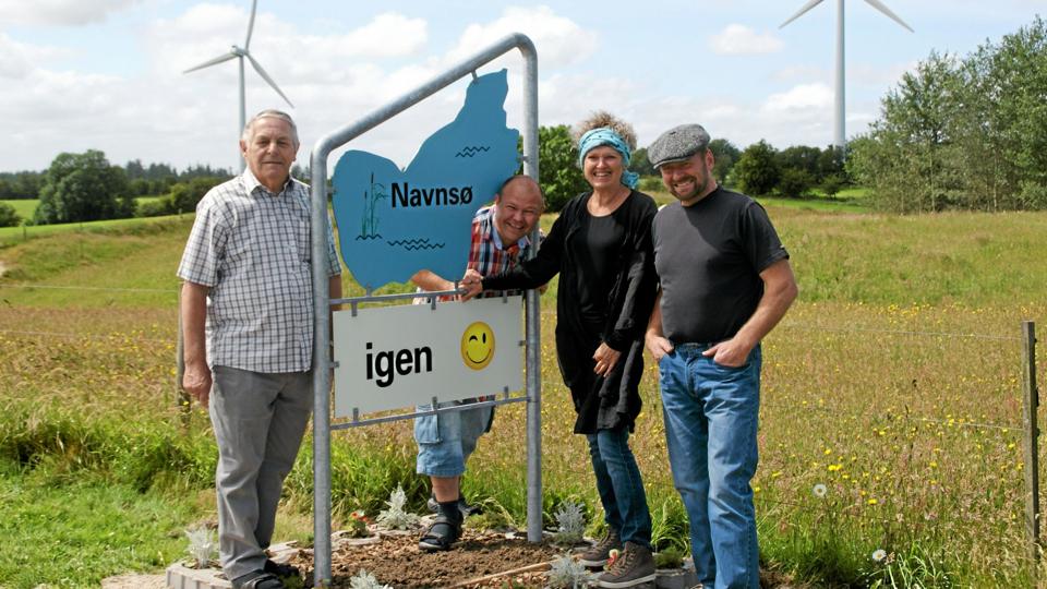 Til venstre ses Anders Møller Jensen, der var manden bag byens tidligere byporte. Til højre for ham står de nye portes bagmand, Ulrik Mark Jensen, sammen med Kirsten og Frits Lynggaard, der har hjulpet med design og produktion. Privatfoto