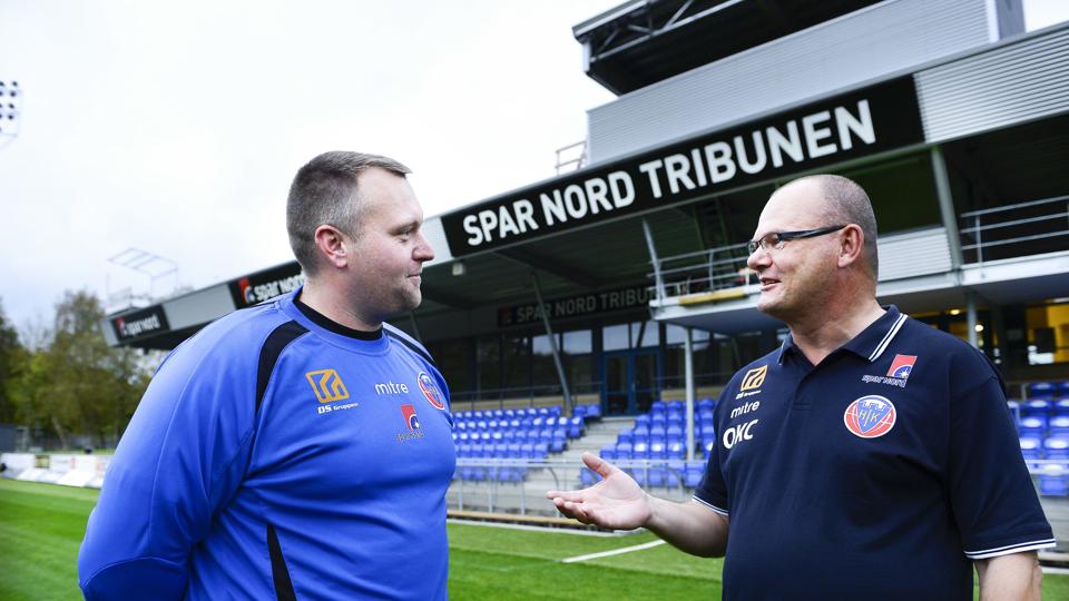 Ole Kirchert Christensen (til højre), presse- og kommunikationschef i Hobro IK, glæder sig over, at klubben er så stærk på de sociale medier, som den er. Arkivfoto: Claus Søndberg