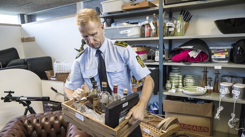 Politikommissær Peter Skovbak med de mange tyvekoster. Foto: Kim Dahl Hansen <i>Foto: Kim Dahl Hansen</i>