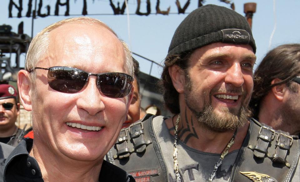 En glad præsident Putin (med solbriller) sammen med Alexander Zaldostanov (th.), leder af den russiske motorcykelklub Nat-ulvene.  Foto: Scanpix <i>Scanpix Denmark</i>