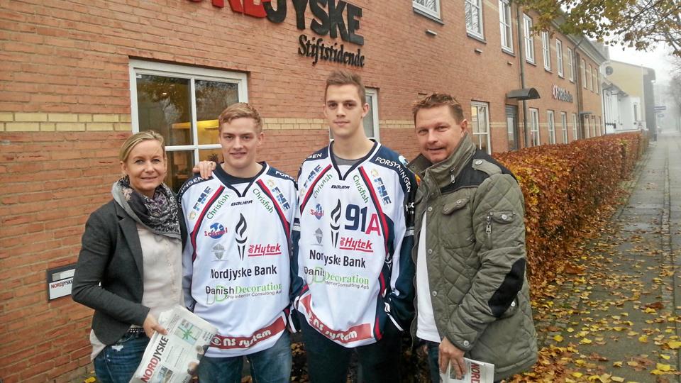 Spillerne Thomas Søndergaard og Steffen Klarskov samt René Jørgensen fra Frederikshavn White Hawks og Carina Vestergaard fra Nordjyske Medier håber på fuldt hus til hockeykamp på mandag.