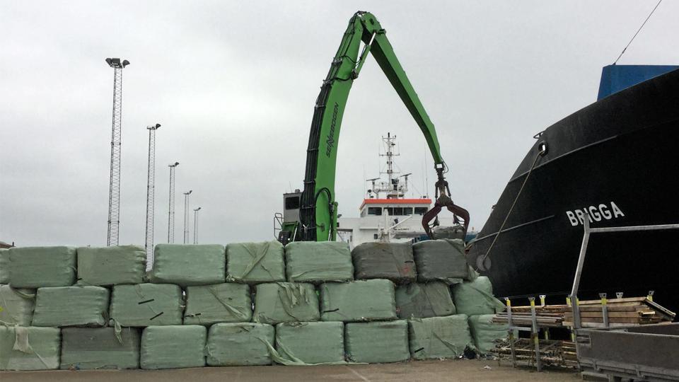 Det engelske affald er pakket i baller, der fra Aalborg Havn køres med lastbil til forbrændingsanlæggene i Frederikshavn, Hjørring, Thisted, Aalborg og snart også Aars.