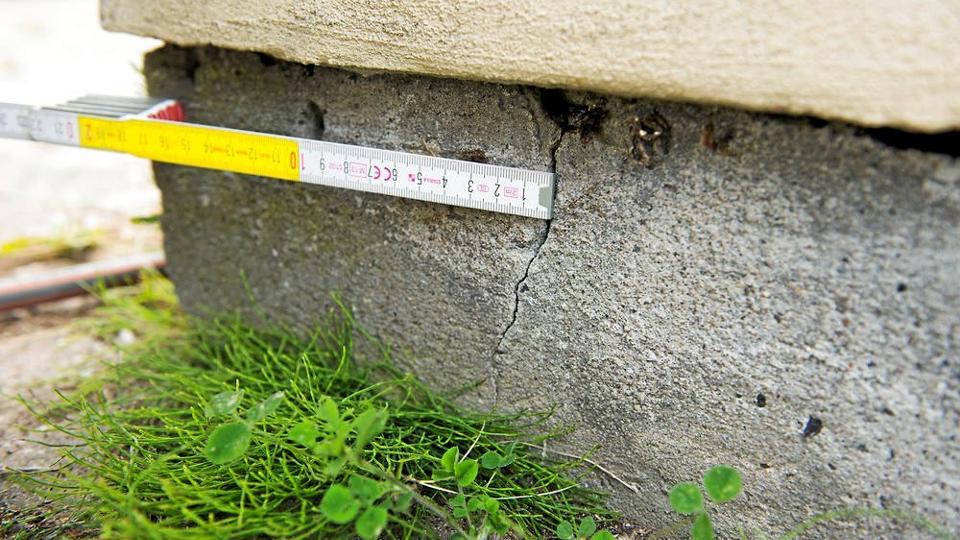 Vær ekstra opmærksomhed på revner og lignende. Foto: Torben Klint, Bolius