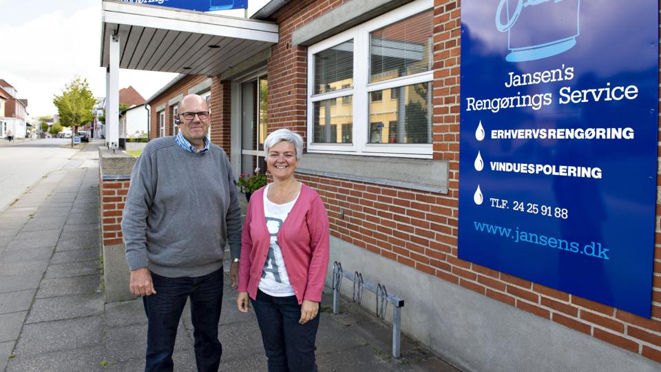 I mange år har ægteparret John og Else Jansen drevet rengøringsfirma fra privatadressen i Bindslev. Fremover har de til huse i byens gamle posthus. <i>Kurt Bering</i>