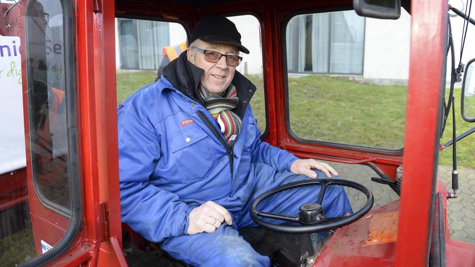 Knud Christensen er foreløbig den eneste, der har ”kørekort” til traktoren. <i>Michael Bygballe</i>