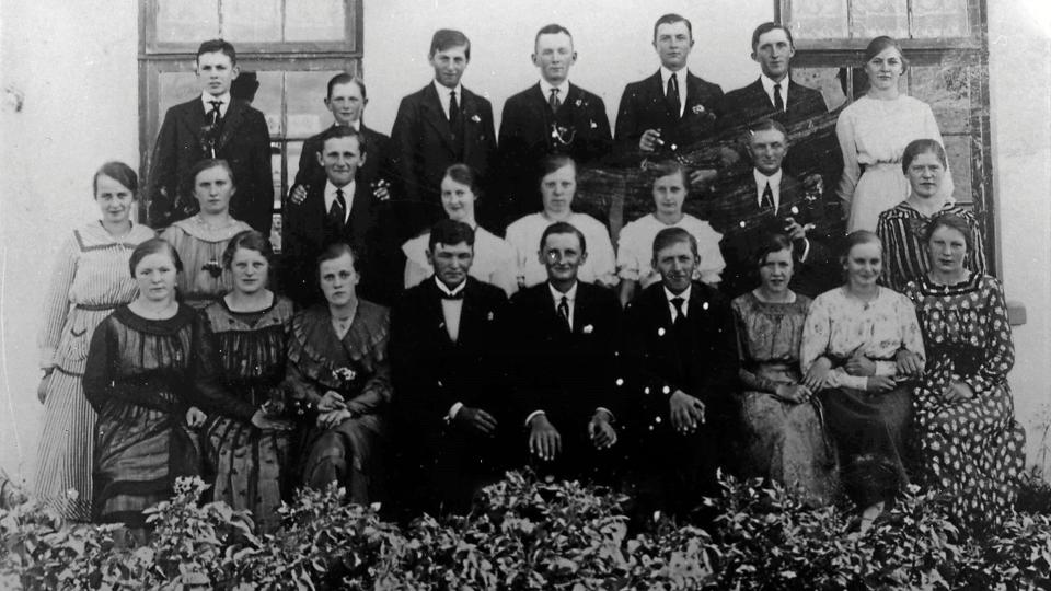 Så mange mennesker kunne man for omtrent 100 år siden samle i Ørum, når der var undervisning i ”moderne dans”. Kunne man klare det i dag? Er der nogen på billedet, som man kan genkende, så er der mulighed for på lørdag på arkivet at se originalbilledet. Foto: Udlånt af Lokalhistorisk Arkiv <i>Udlånt af Lokalhistorisk Arkiv</i>