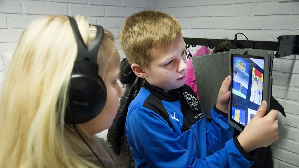 Laurits Sand Smed (5. kl.) holder iPad’en op, sådan at lillesøster Amanda (3. kl.) får mulighed for at høre hans fortælling afspillet. Foto: Peter Mørk <i>Foto: Peter Mørk</i>