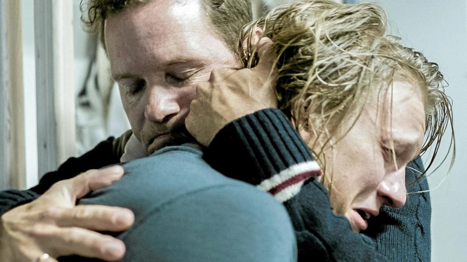 Far og søn i en stærk situation. Oliver har smadret sin karriere, efter at han har smadret ansigtet på en modspiller. Men far er der. Foto: Martin Dam Kristensen