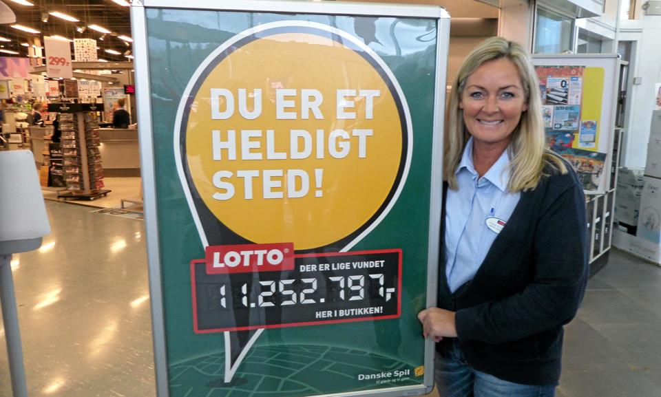 Det er første gang, at A-Z i Hjørring har solgt en kupon, der har givet milliongevinst. Kvinden her er dog ikke vinderen