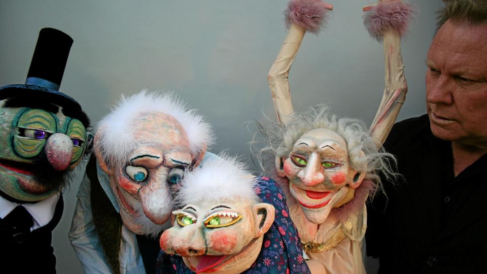 Stuffet Puppet Theater, grundlagt af Neville Tranter, der betragtes som en af verdens dygtigste dukkeførere, gæster Limfjordsteatret med forestillingen ”Mathilde - scener fra et Plejehjem” i aften og i morgen aften. PR-foto.