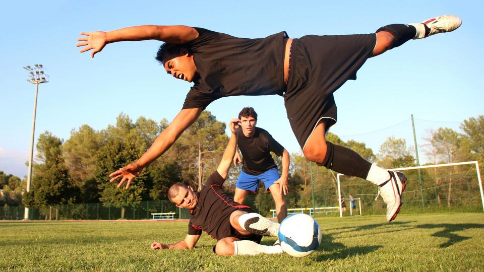 Når fodboldsspillerne igen begynder med at træne udendørs, er der stor risiko for skader, og det er med at have forsikringen i orden. Foto: Iris/Scanpix <i>Scanpix Denmark</i>