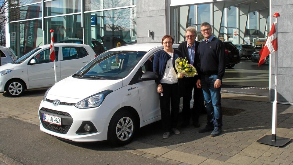 Vinderne af bilen, Esther og Villy Jellesen, blev overrakt nøgle og blomster af den ene af firmaets indehavere, Søren Bohl Nielsen.