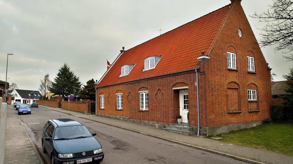 Om den over 100 år gamle Hadsund Præstegård, som ligger ved siden af menighedscentret her, ligger der om fem år, bliver afgjort på mandag. Arkivfoto: Torben Hansen