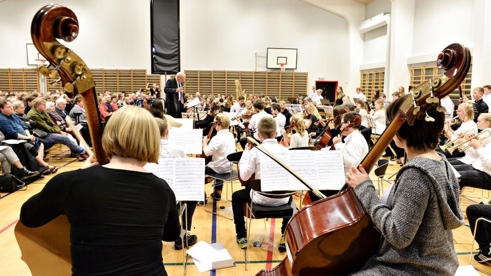 Sidste år var Nordjyllands Ungdomssymfoniorkester samlet i Støvring. Den kommende weekend mødes de unge musikere på Mors. Weekenden slutter med gratis koncert i Musikværket søndag eftermiddag, hvor der blandt andet spilles musik fra Bizets opera Carmen. Arkivfoto: Bent Bach.