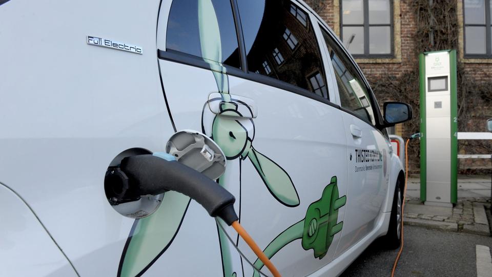 Miljø- og energiudvalget har godkendt, at der etableres 12 nye ladestationer for elbiler ved kommunens forvaltninger. Arkivfoto: Peter Mørk <i>Foto: Peter Mørk</i>