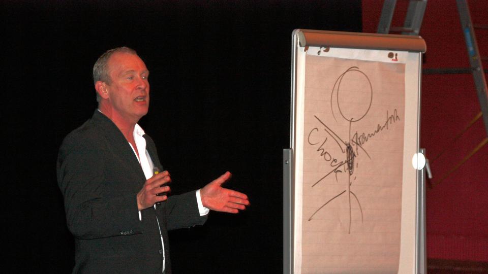 Skuespiller Jens Arentzen gjorde i sit foredrag på Vesthimmerlands Gymnasium og HF op med myten om ”den forkælede generation. Foto: Ralf Leimbeck, Vesthimmerlands Gymnasium