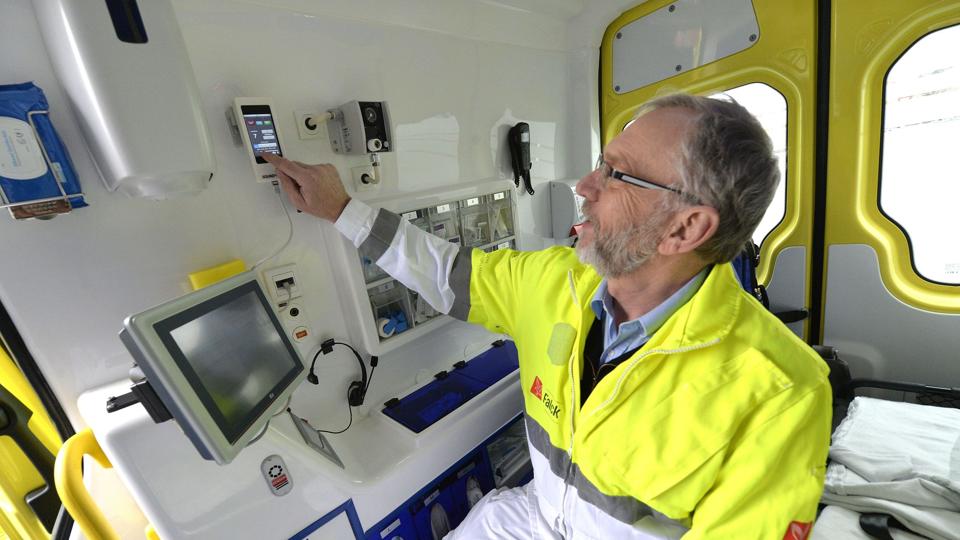 Musik i ambulancerne indkasserede lørdag en pris og her viser ambulancebehandler Henning Sørensen, hvordan han kan betjene musikanlægget fra sin plads ved siden af patienten.
Arkivfoto