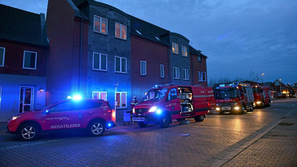 Et tændt komfur fik røg- og sodskadet en lejlighed på Hovedgaden i Snedsted, men ingen mennesker kom til skade. Hverken i lejligheden med komfuret eller i nabolejlighederne.Foto: Claus Søndberg