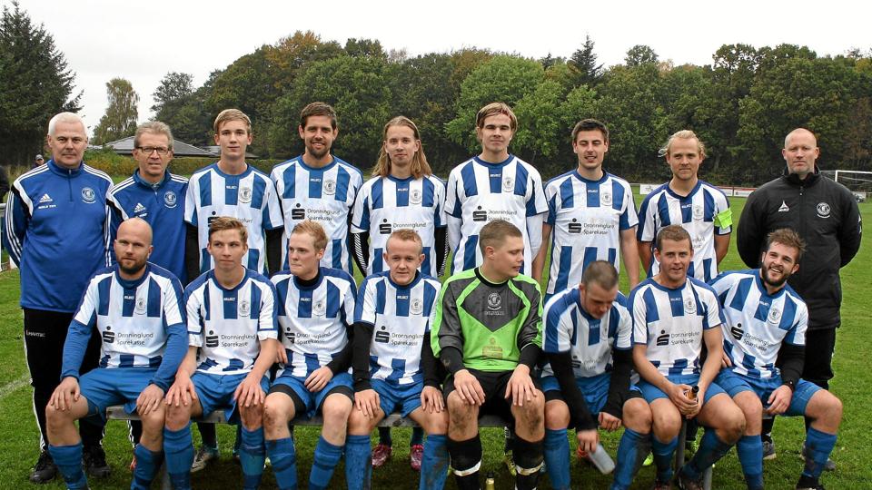 Efter en imponerende sæson uden nederlag i serie 3 er Dronninglund Fodbold atter tilbage i serie 2. Foto: Jørgen Ingvardsen <i>Jørgen Ingvardsen</i>