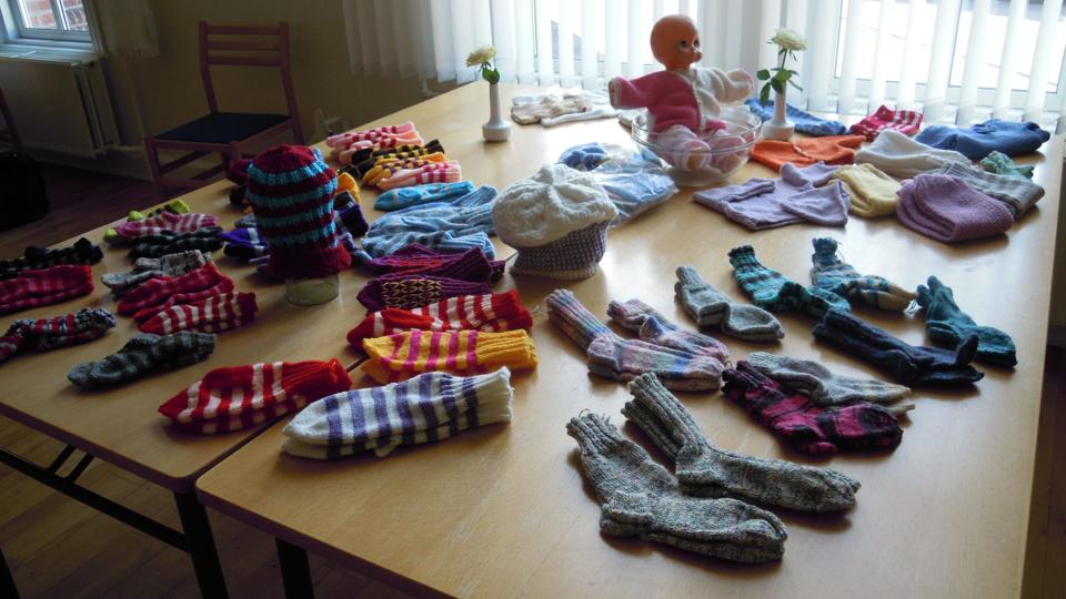 Strikket børnetøj som klubben har fået doneret. Privatfoto.