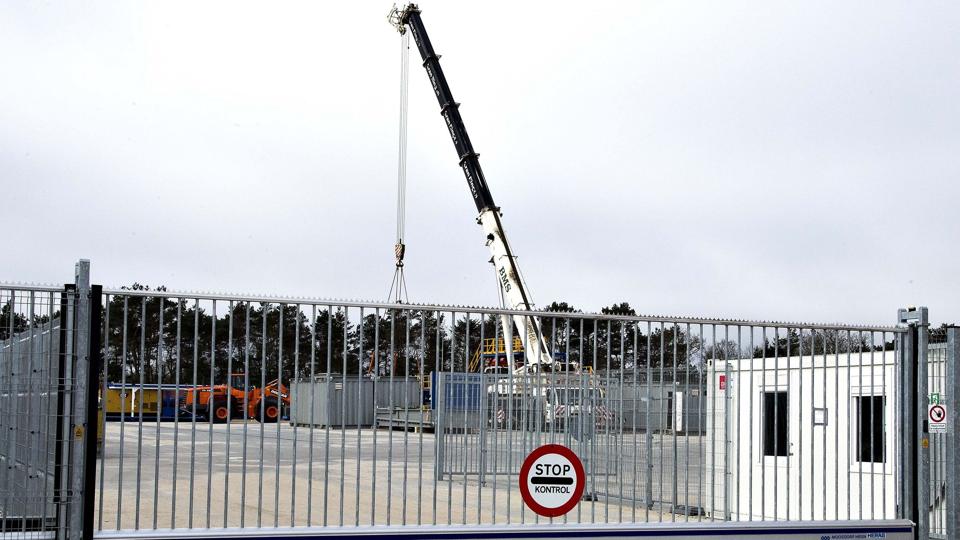 Forberedelserne til boringen ned i de potentielle gasforekomster i undergrunden ved Jyske Ås er i fuld gang under massiv overvågning fra miljøbevægelser. Foto: Henning Bagger <i>Scanpix Denmark</i>