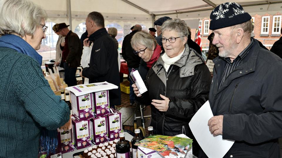 Kulturdagen bød på kultur i mange arter - herunder madkultur. Det var i form af et telt med et madmarked, hvor man kunne finde ost, vin, bolcher, grøntsager og en masse andet.Foto: Bent Bach
