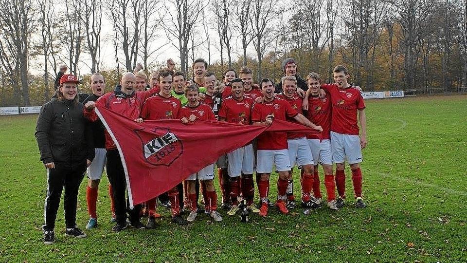 Spillere og træner på det nye serie 3-hold er begejstrede over oprykningen, og det forstår man godt. Foto: (privatfoto) <i>(privatfoto)</i>