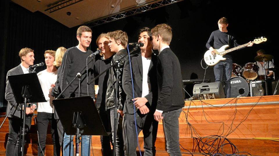 Musikhold, bands og kor fra Mariagerfjord Gymnasium fyrede den af med hits fra 80’erne. Privatfoto