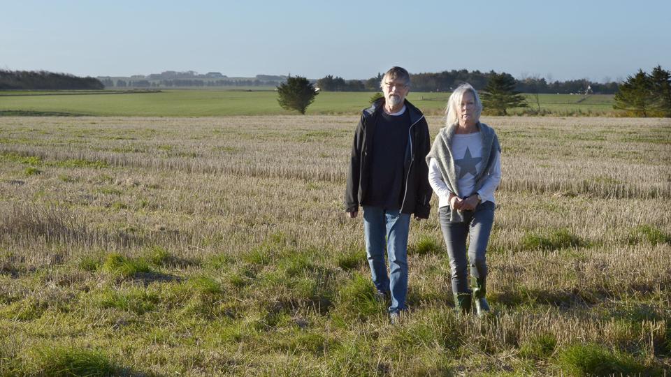 Peder Knudsen fra Albertslund købte for knap 10 år siden en landejendom ved Sdr. Rubjerg som fritidsbolig. Nu truer tre kæmpe vindmøller med at skæmme den udsigt ud over landskabet, som blandt andet var grunden til købet. Foto: Bente Poder