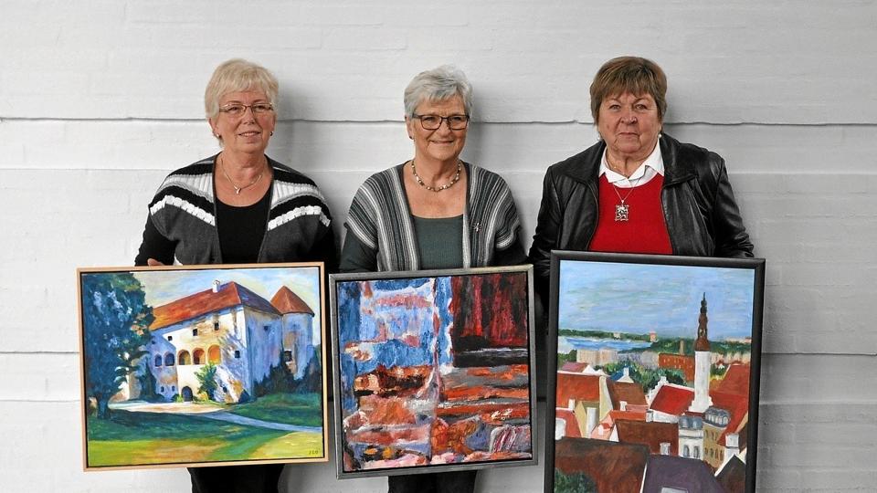 De tre kunstnere viser her hver et af deres billeder. Fra venstre er det Inge Louise (motiv: fra Italien), Birgit (abstrakt) og Aase (motiv: Tallinn i Estland). Foto: Ole Torp <i>Ole Torp</i>