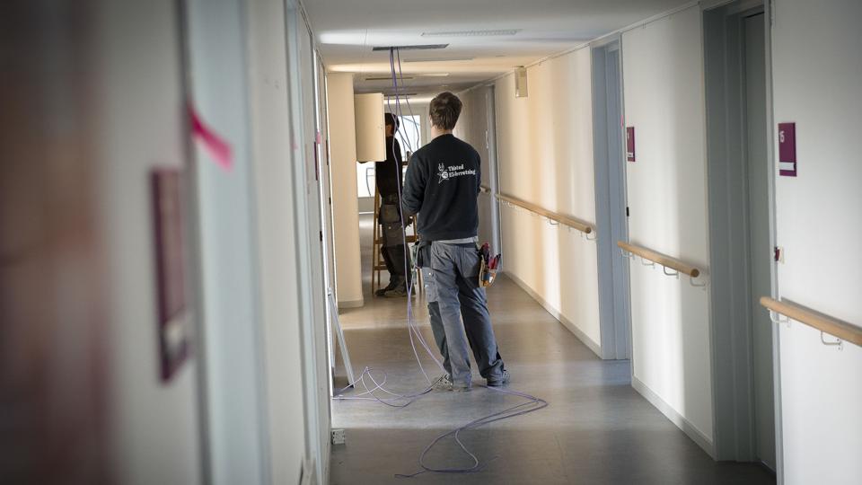 Det tidligere ældrecenter Stenhøj i Vesløs blev i forrige uge gjort klar til at kunne huse op mod 120 asylansøgere - for få dage siden flyttede cirka 100 ind i bygningen. Foto: Bo Lehm <i>Bo Lehm</i>