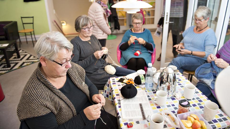 Der blev strikket dagen lang, men der var også tid til en snak. Foto: Kurt Bering <i>Kurt Bering</i>