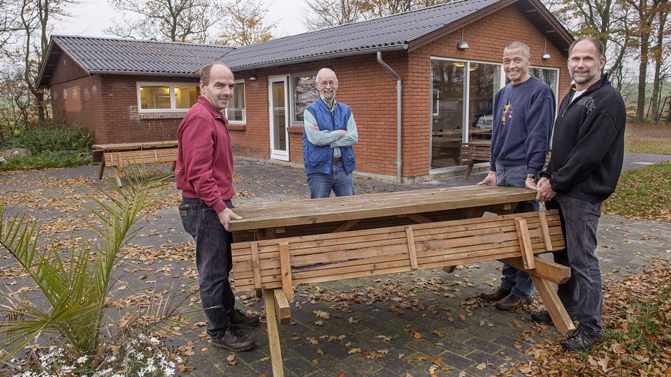Mændene i bestyrelsen for borgerforeningen i Østerbølle vandt torsdag aften Lansbyprisen i Vesthimmerland for deres indsats i forbindelse med renoveringen af byens klubhus. Det er fra venstre Aksel Havmose, Johan Fruergaard, Jørgen Brunsborg og Kristian Jensen. Den femte og sidste prismodtager er Hans Poulsen, der ikke er med på billedet.Foto: Lars Pauli <i>Lars Pauli</i>